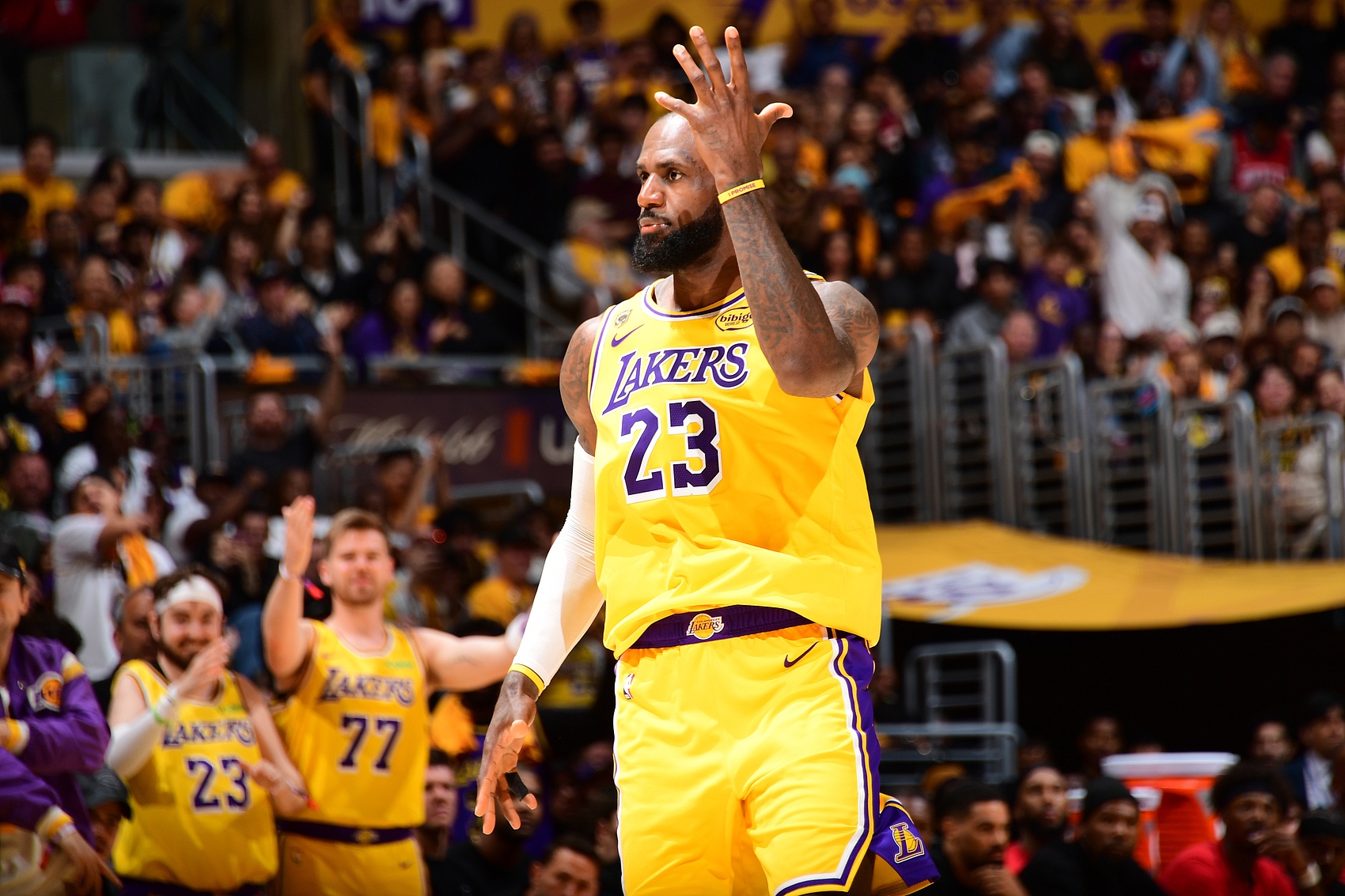 詹姆斯24次2-0开局系列赛全胜 湖人G2再胜火箭