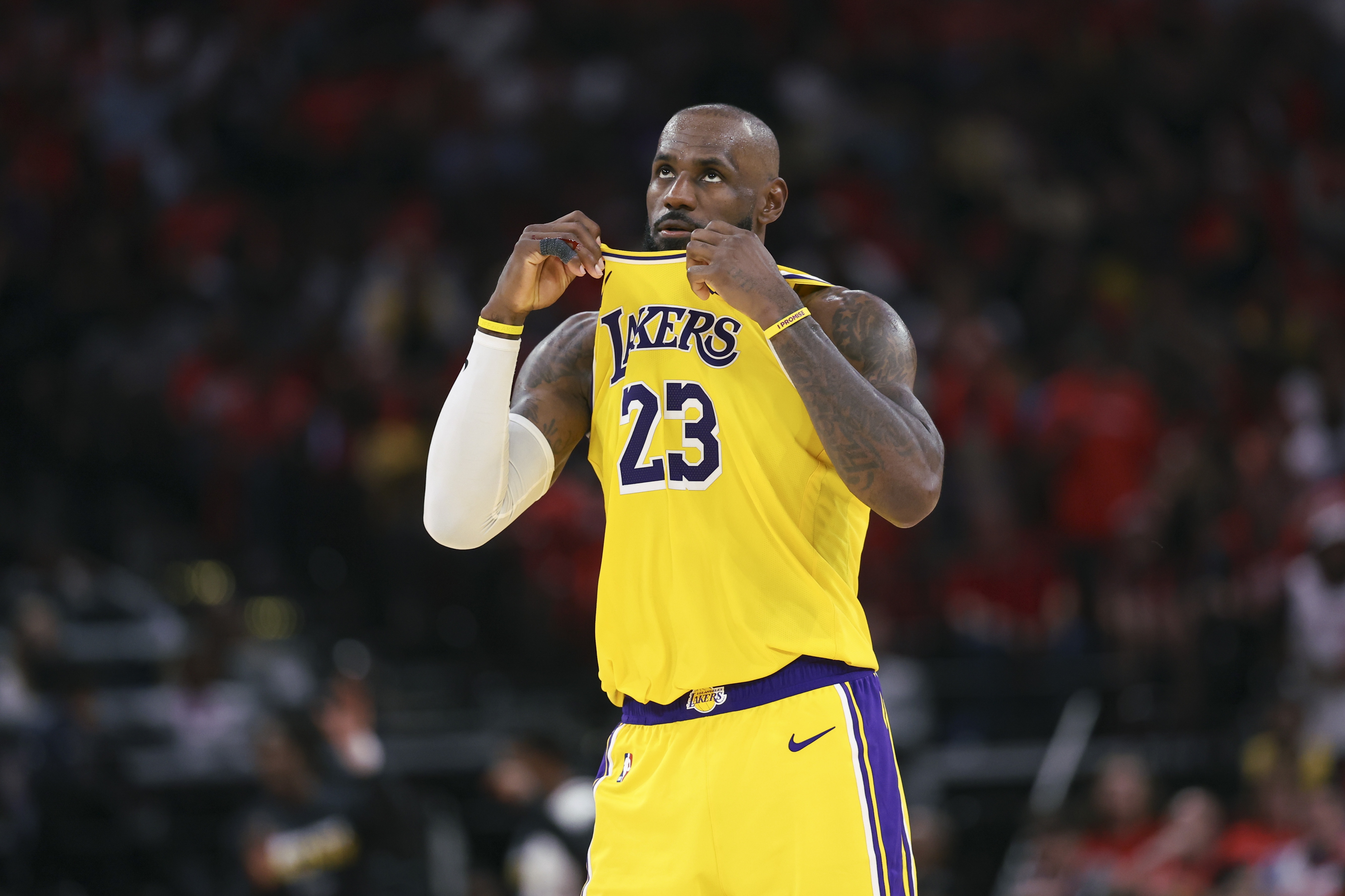 阿里纳斯反驳“关键掉链子”：詹姆斯在退役年纪仍能投进关键球