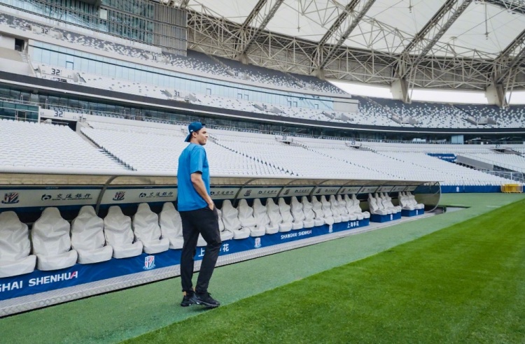 莫雷诺时隔三年重返申花基地 265场86球功勋外援探访八万人