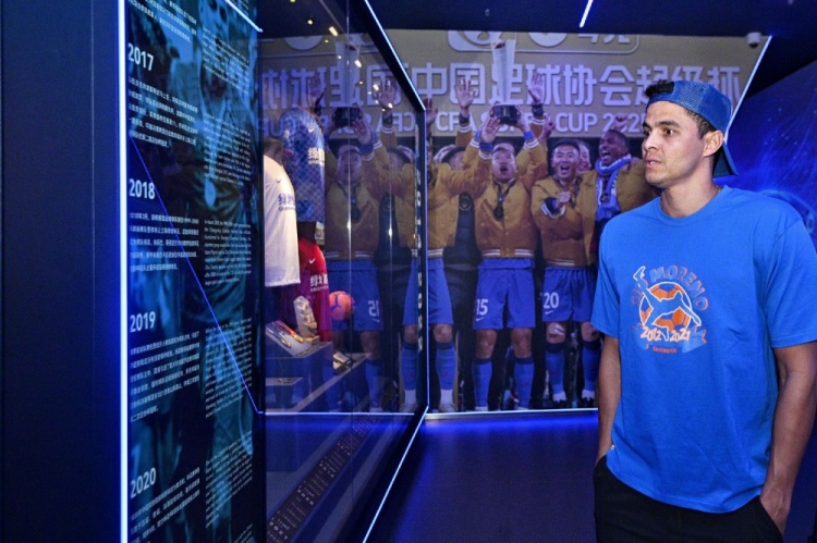 莫雷诺时隔三年重返申花基地 265场86球功勋外援探访八万人