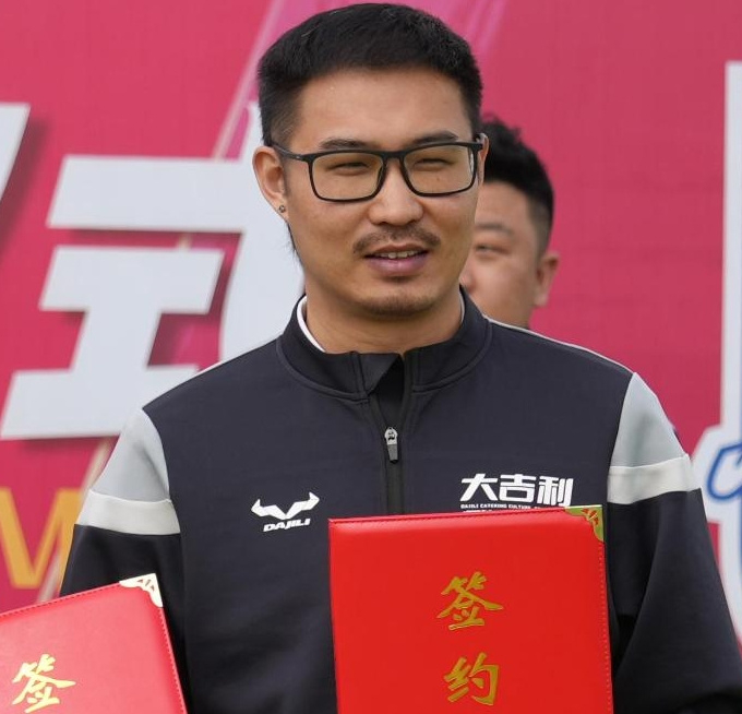 从后厨小工到中超赞助商：前国安球员王栋的创业弯刀