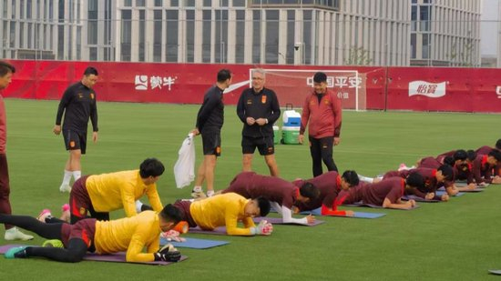 杨明洋：预判逼抢是武器 塞尔吉尼奥：8号位控制中场
