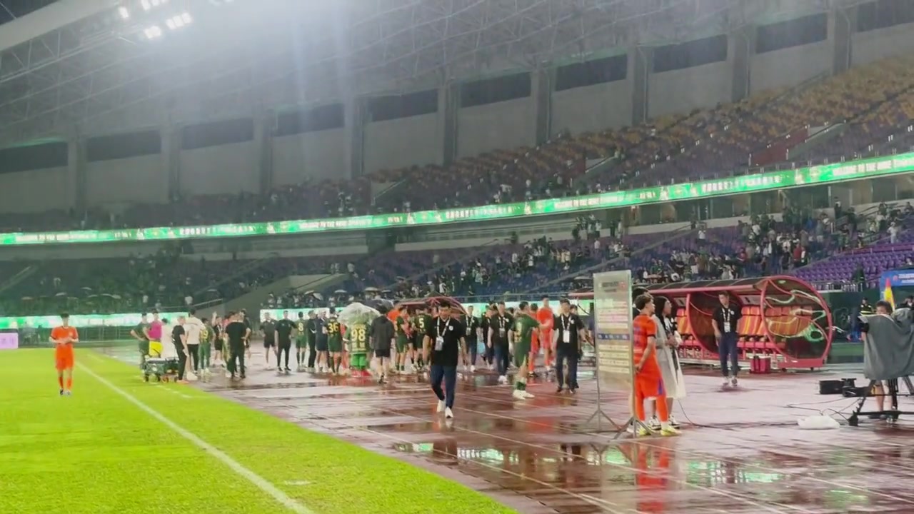 1-4客场溃败浙江，王大雷赛后深鞠躬致歉球迷