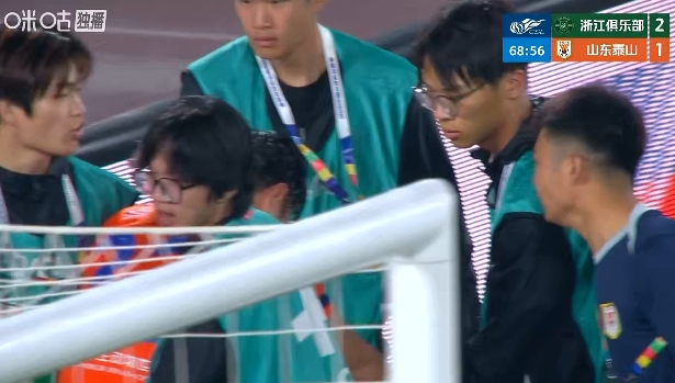 高准翼无对抗伤退,右大腿拉伤担架离场 高准翼无对抗伤退,右大腿拉伤担架离场