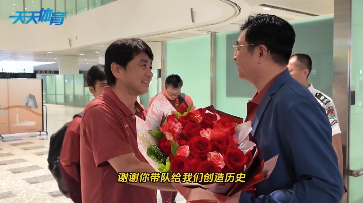 宋凯机场迎U17国少:感谢浮嶋敏带队创造历史,22年后再获世少赛门票 宋凯机场迎U17国少:感谢浮嶋敏带队创造历史,22年后再获世少赛门票