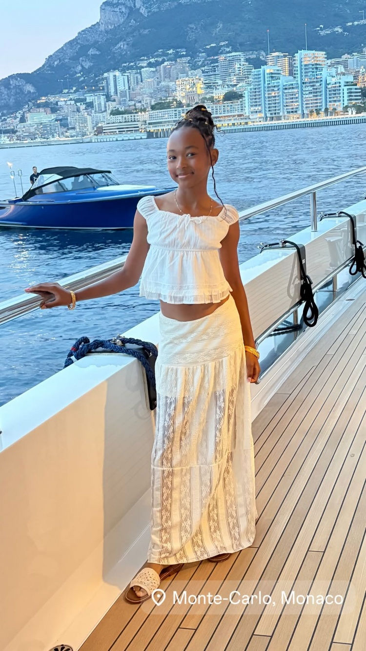 詹姆斯全家游艇度假摩纳哥 妻子晒女儿甲板照