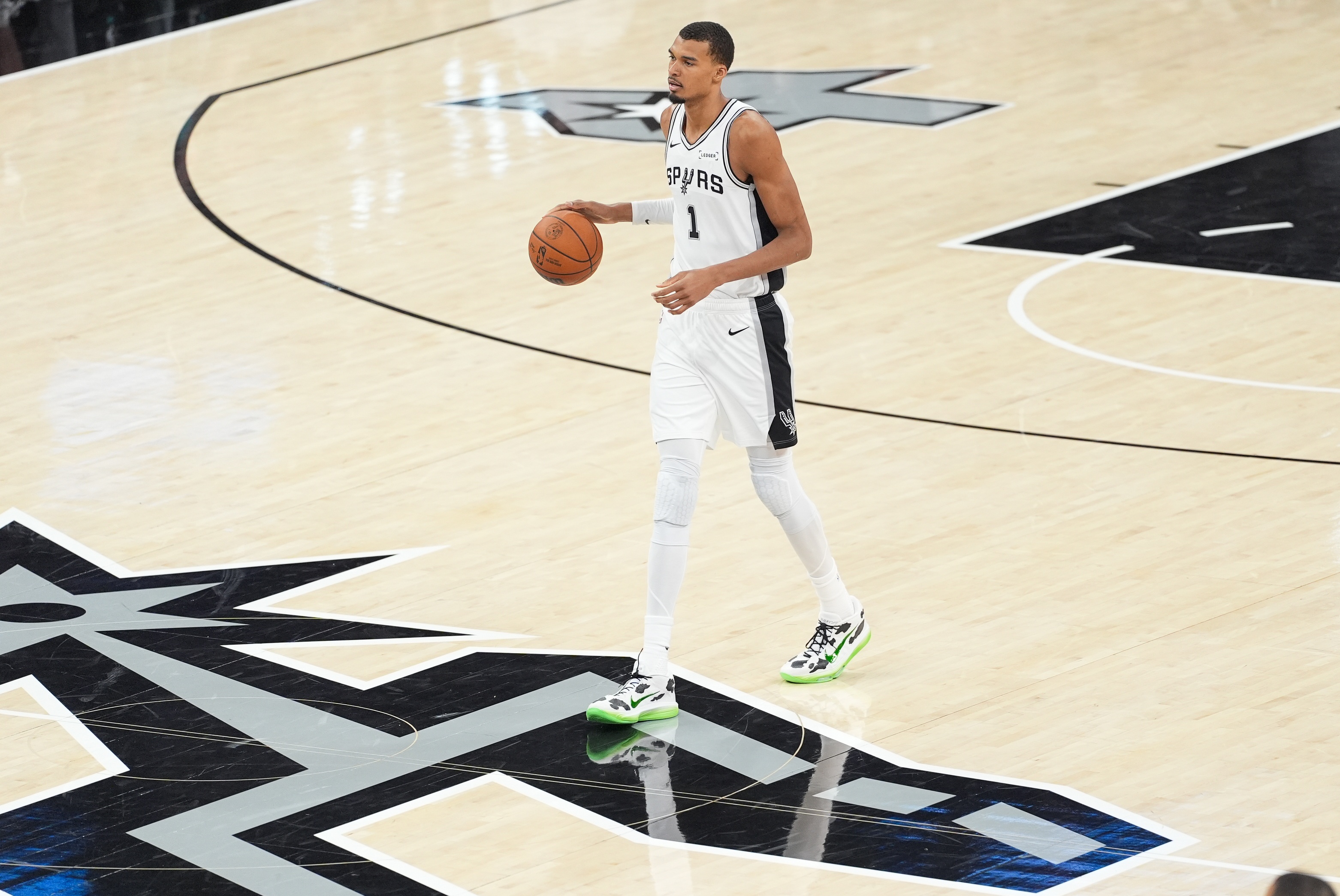 Windhorst：文班亚马生涯第三年将复制鲨鱼、詹皇轨迹