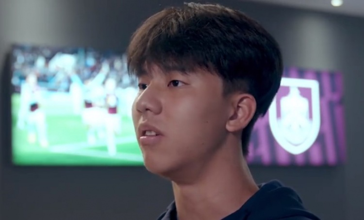 张家鸣自评射门好有速度 签约伯恩利U21至2027年 张家鸣自评射门好有速度 签约伯恩利U21至2027年