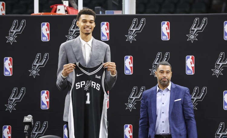 杨毅谈NBA市场分层:马刺五冠仍属小市场,与尼克斯湖人绿军勇士不在同一量级 杨毅谈NBA市场分层:马刺五冠仍属小市场,与尼克斯湖人绿军勇士不在同一量级